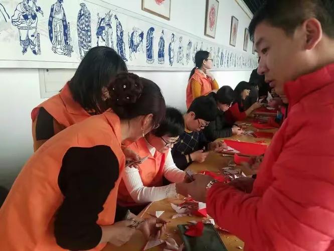 荣成市剪纸协会2月11日组织在博物馆现场表演剪纸活动