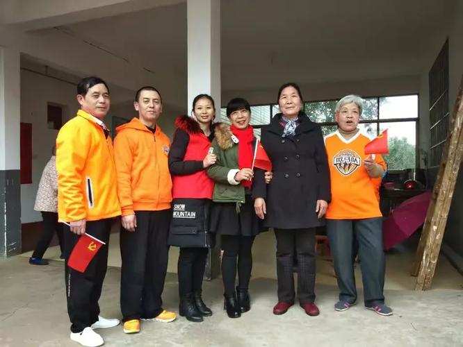 基地组织,"大手牵小手"在长城乡敬老院开展活动,给老人表演精彩节目