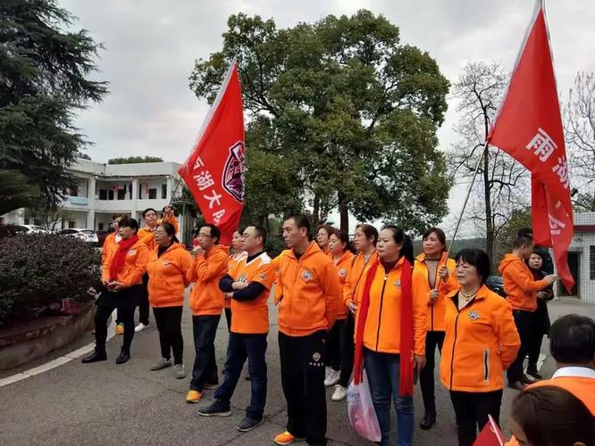 基地组织,"大手牵小手"在长城乡敬老院开展活动,给老人表演精彩节目