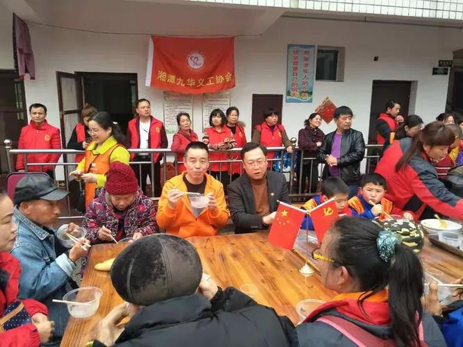 基地组织,"大手牵小手"在长城乡敬老院开展活动,给老人表演精彩节目