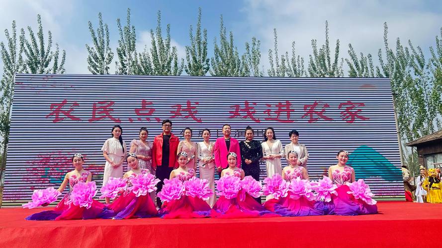 坚持以文惠民,积极组织实施"农民点戏 戏进农家"系列惠民演出活动